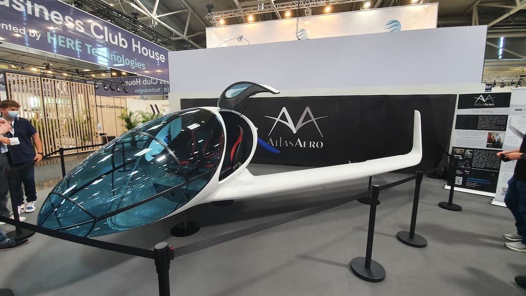 Flugcockpit in Messehalle