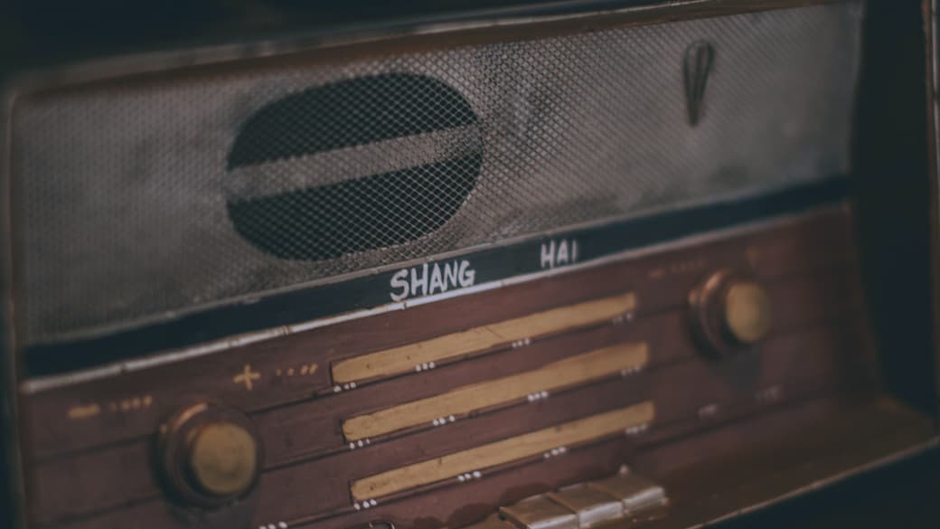 Nahaufnahme eines alten Radios mit beleuchteter Skala