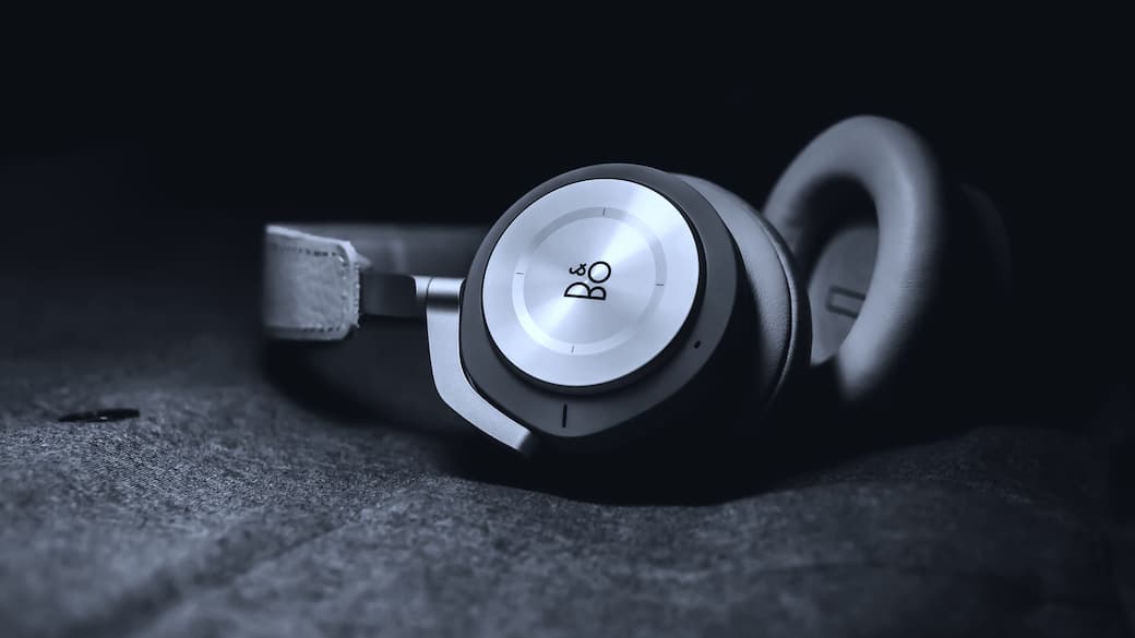 Bang-&-Olufsen-Kopfhörer auf einer dunklen Stoffoberfläche