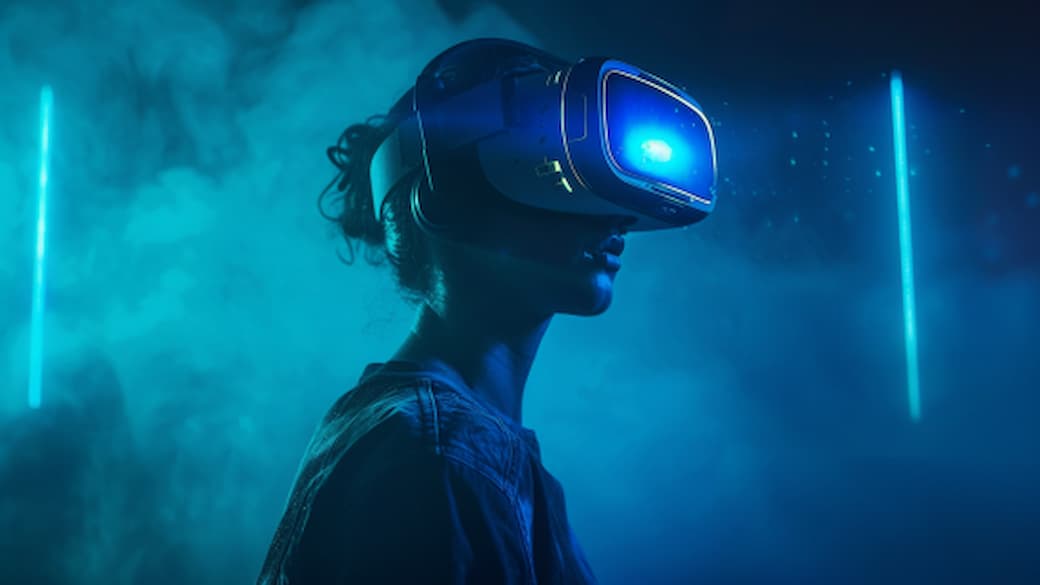 Person in virtueller Umgebung mit blauem Lichtschein