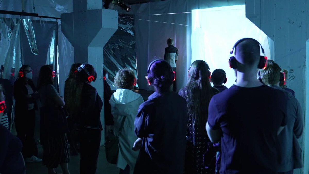 Immersive Audio 3D Musik Menschen hören ihren Kopfhörern zu