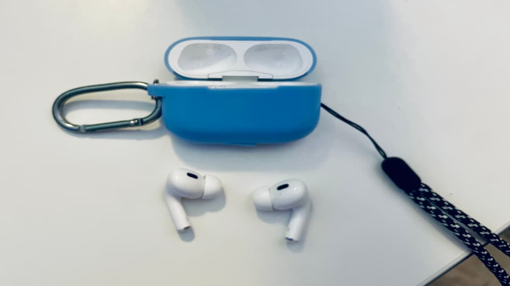 Apple Kopfhörer auf einem Schreibtisch, geeignet für HRTF-optimiertes