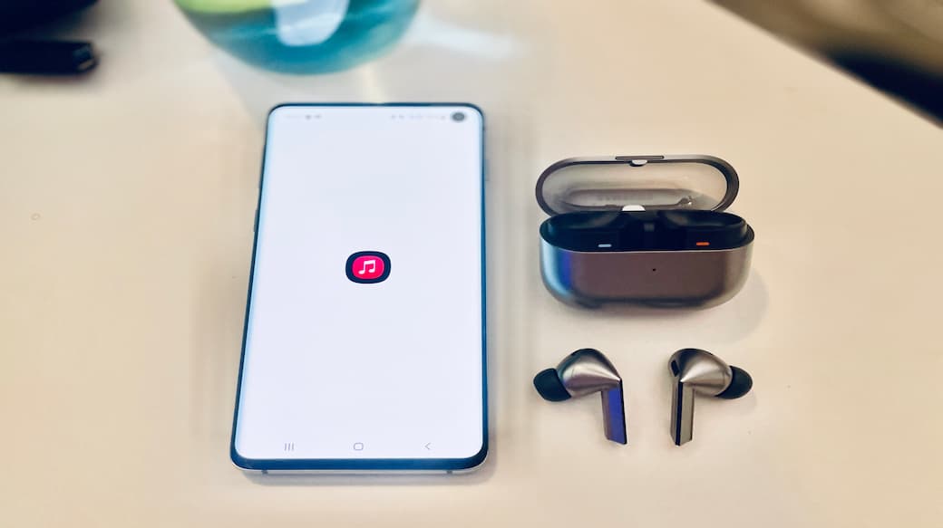 Samsung Kopfhörer auf einem Schreibtisch, geeignet für HRTF-optimiertes
