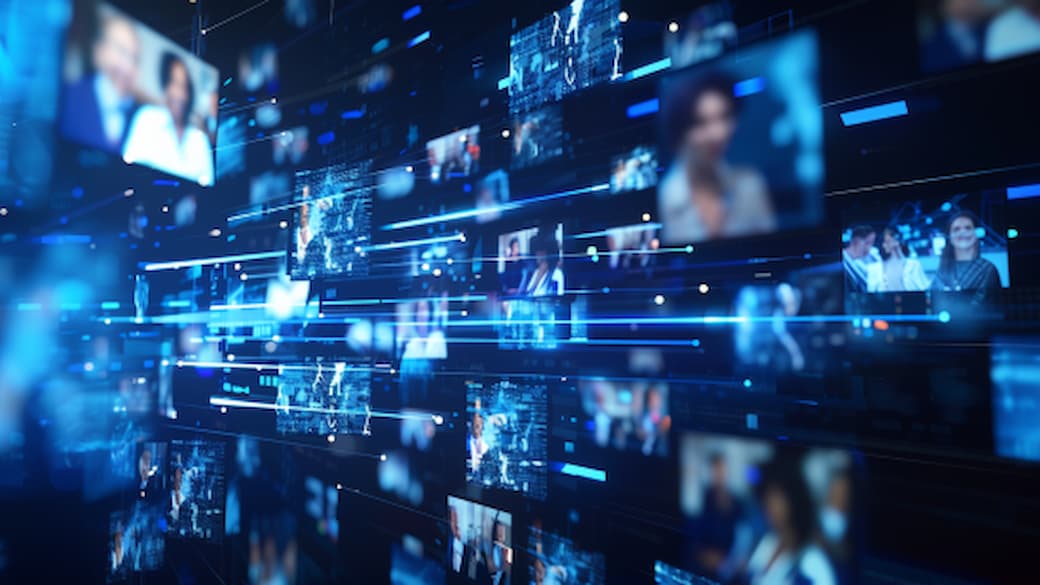 Digitale Medienwand mit futuristischen Interface-Elementen