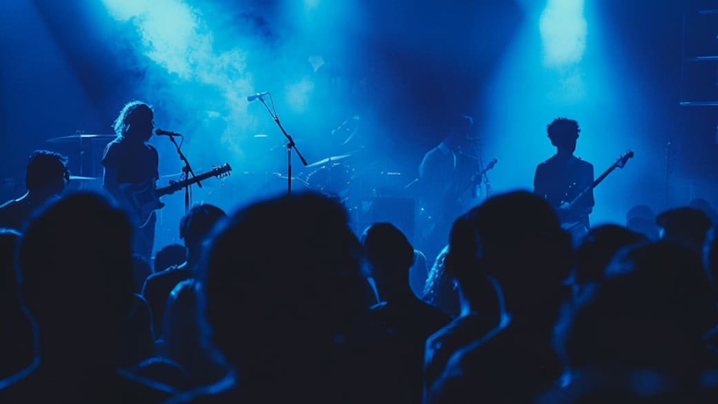 Konzertpublikum vor heller Bühne im Nebel