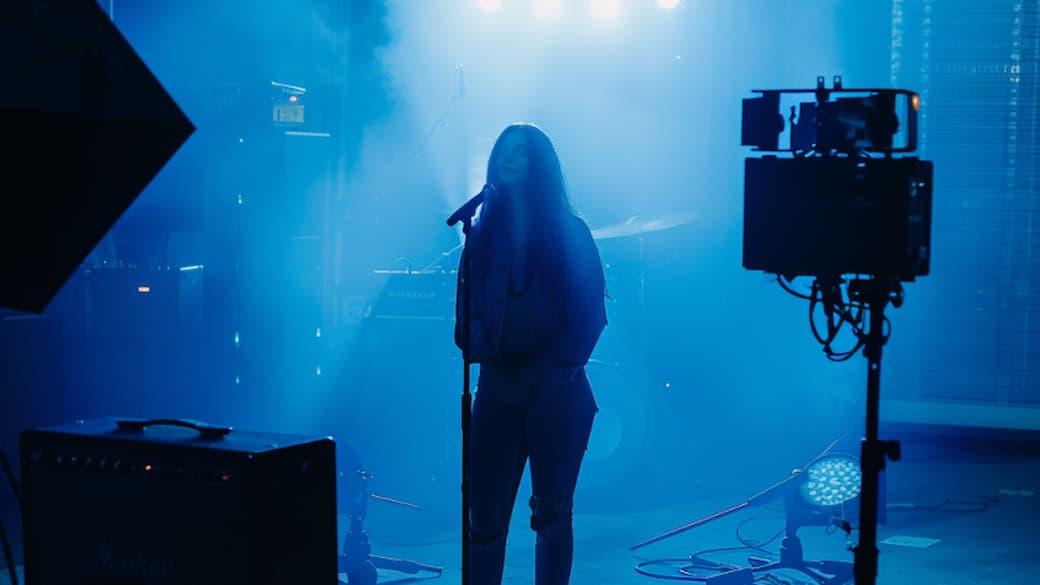 Silhouette einer Person im Studio mit Nebellicht