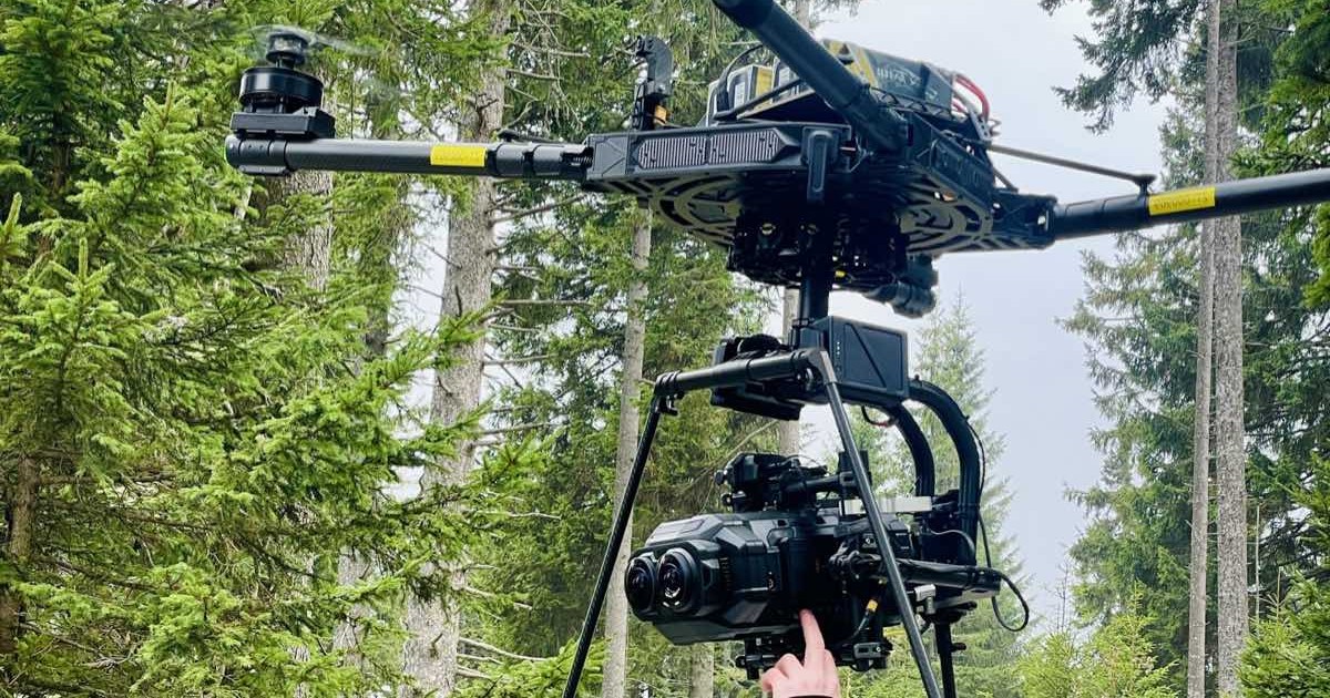 Drohne mit stereoskopischem Immersive-Kamerarig über einer Bergwald-Location