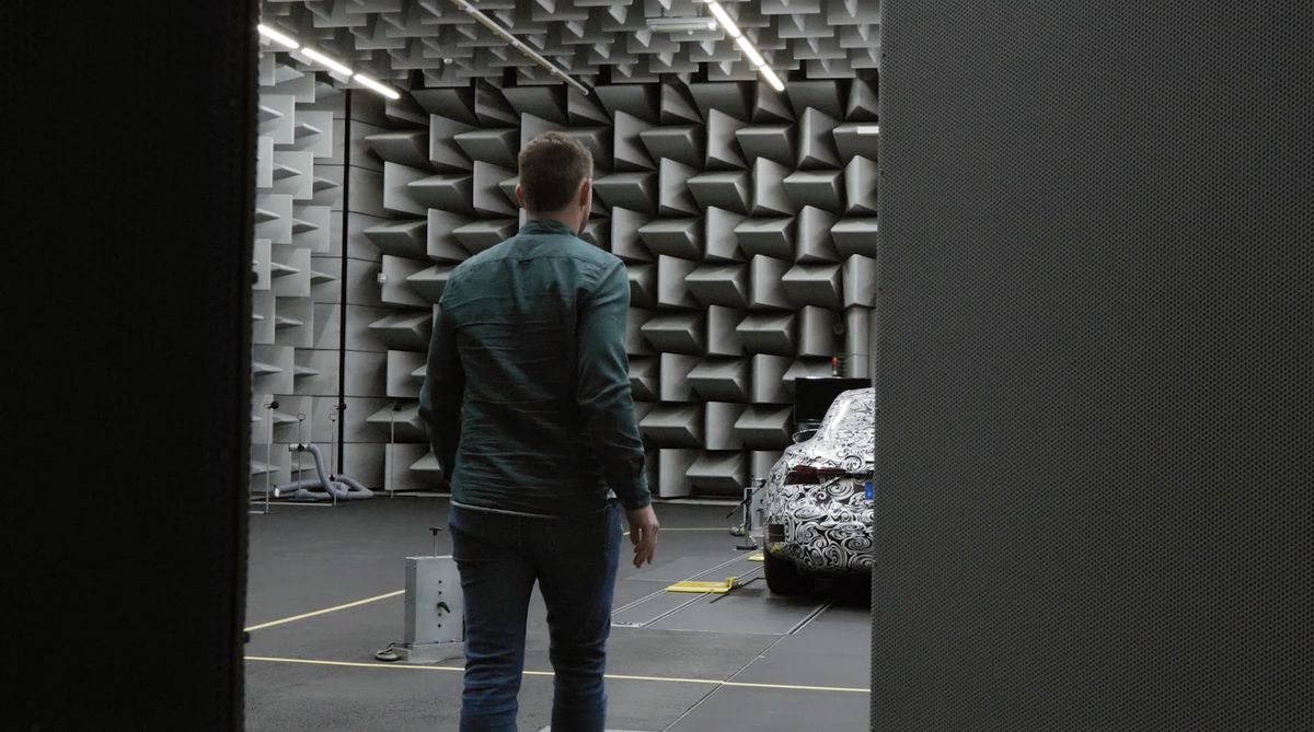 Audi Sounddesigner betritt den reflexionsarmen Raum mit dem getarnten e-tron GT