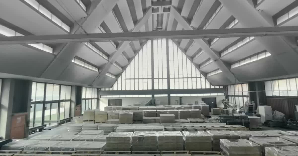 Innenraum der Glaskathedrale in Amberg mit den markanten Dachbindern, Filmstill aus dem 360-Grad-Film Bauhaus in Bayern