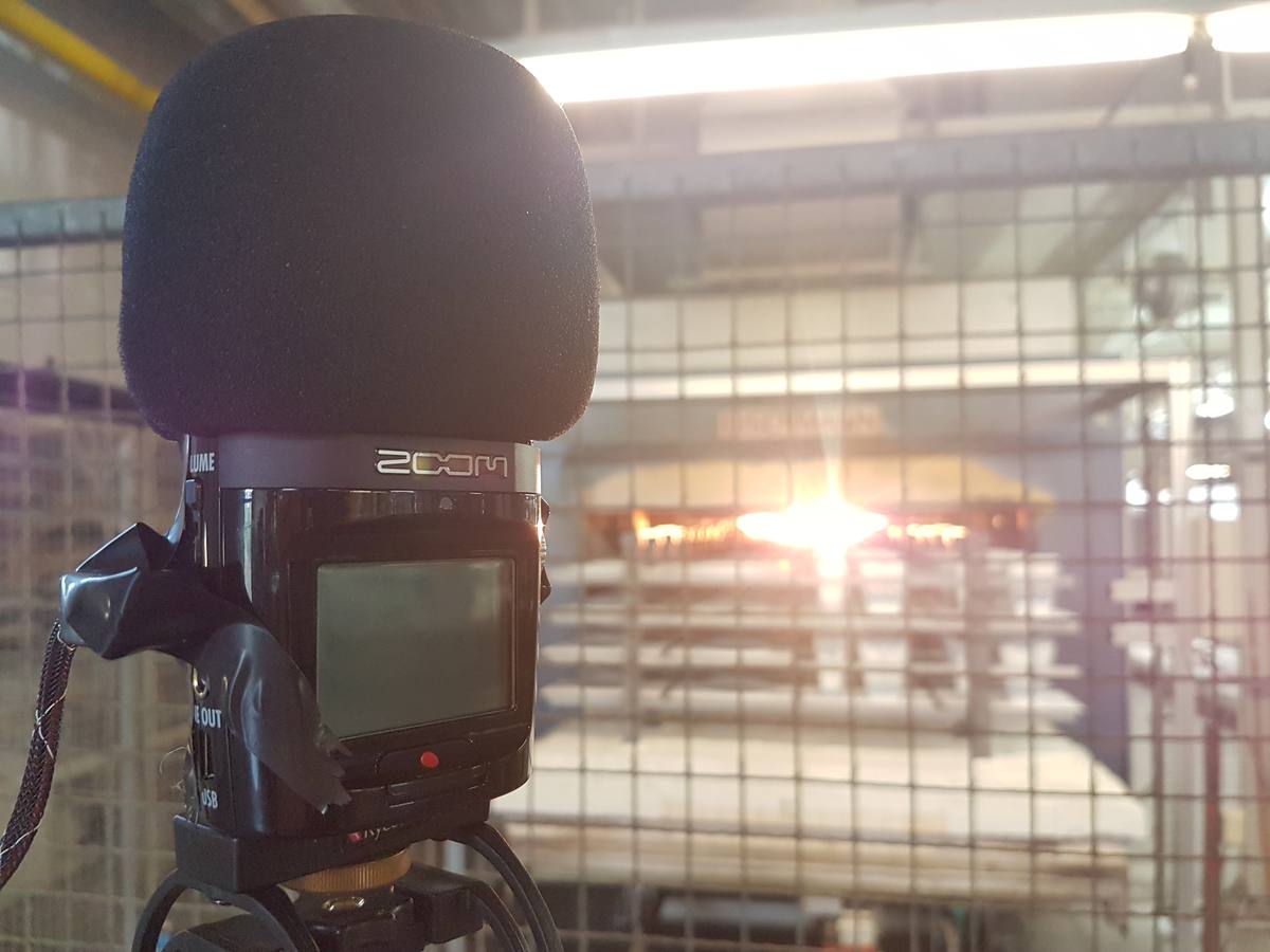 Zoom-Recorder mit Windschutz vor einem glühenden Brennofen im Rosenthal-Porzellanwerk Selb