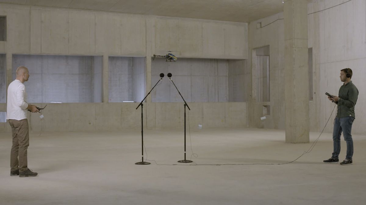 Tonaufnahme eines Modellhelikopters mit Mikrofonpaar in einer leeren Halle