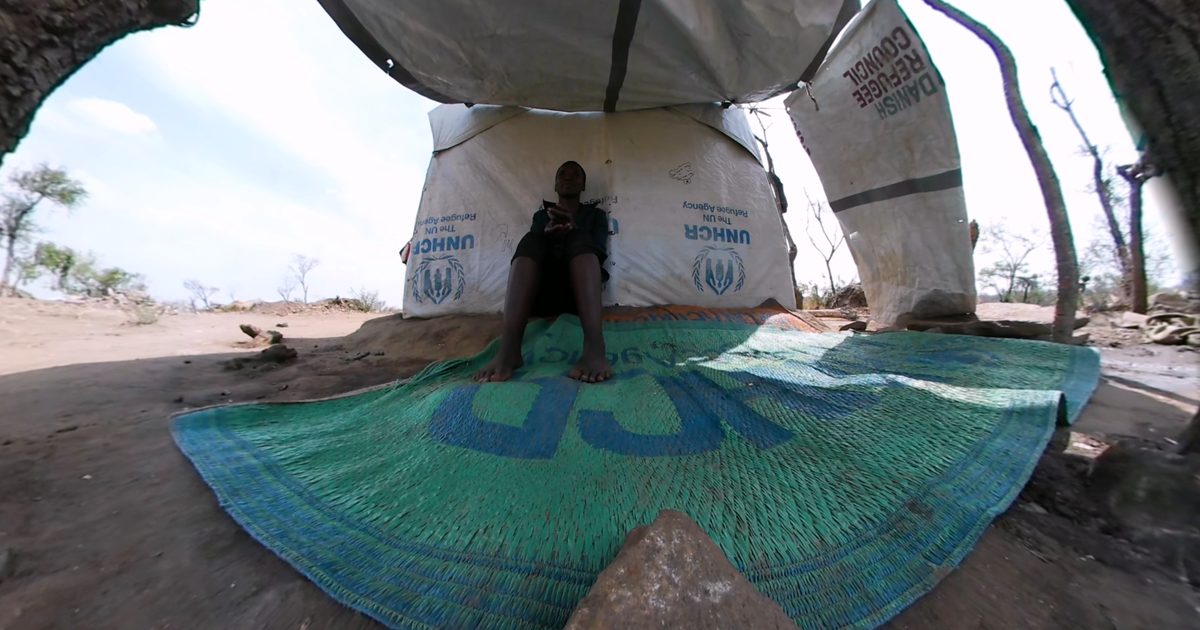 Person unter einer UNHCR-Plane in einem Fluechtlingslager in Uganda, 360-Grad-Filmstill aus Blended Isolation