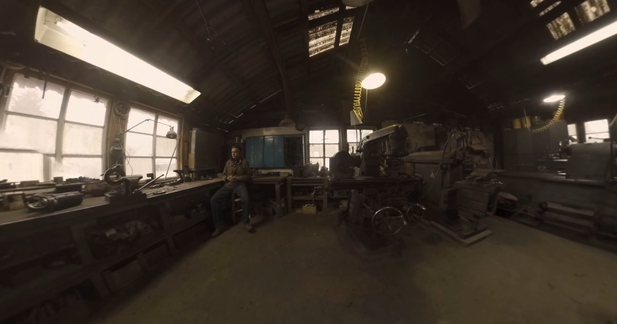 Werkstatt mit alten Maschinen, Werkbaenken und Fensterfront, 360-Grad-Filmstill aus Blended Isolation