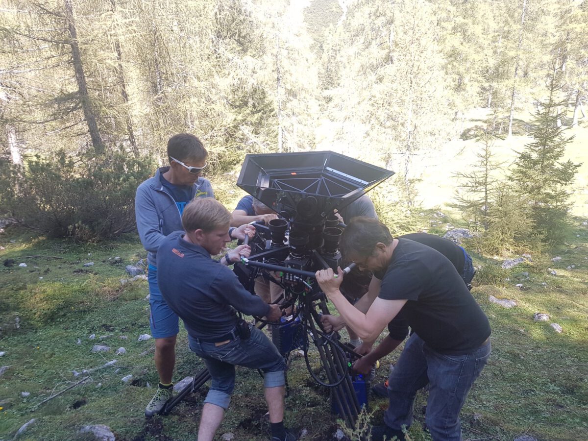 Team baut ein Ambisonics-Mikrofonarray auf einer Bergwiese auf