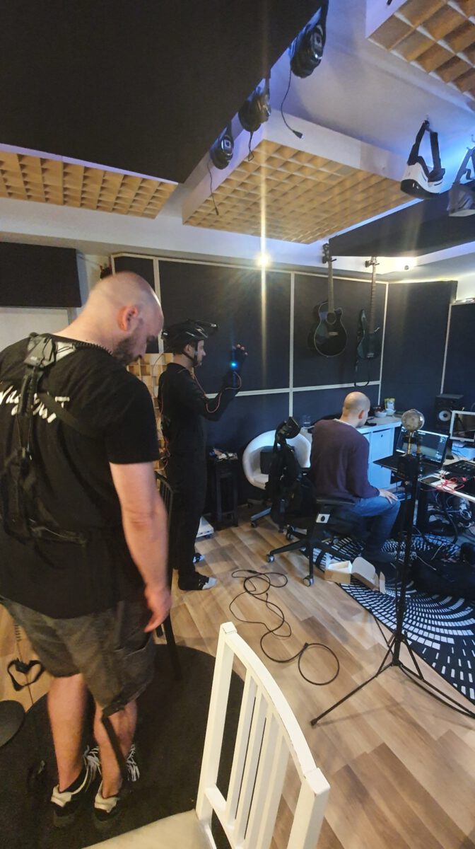 Motion-Capture-Session im Studio: Schauspieler im Mocap-Anzug mit Helm-Rig, Operator am Rechner