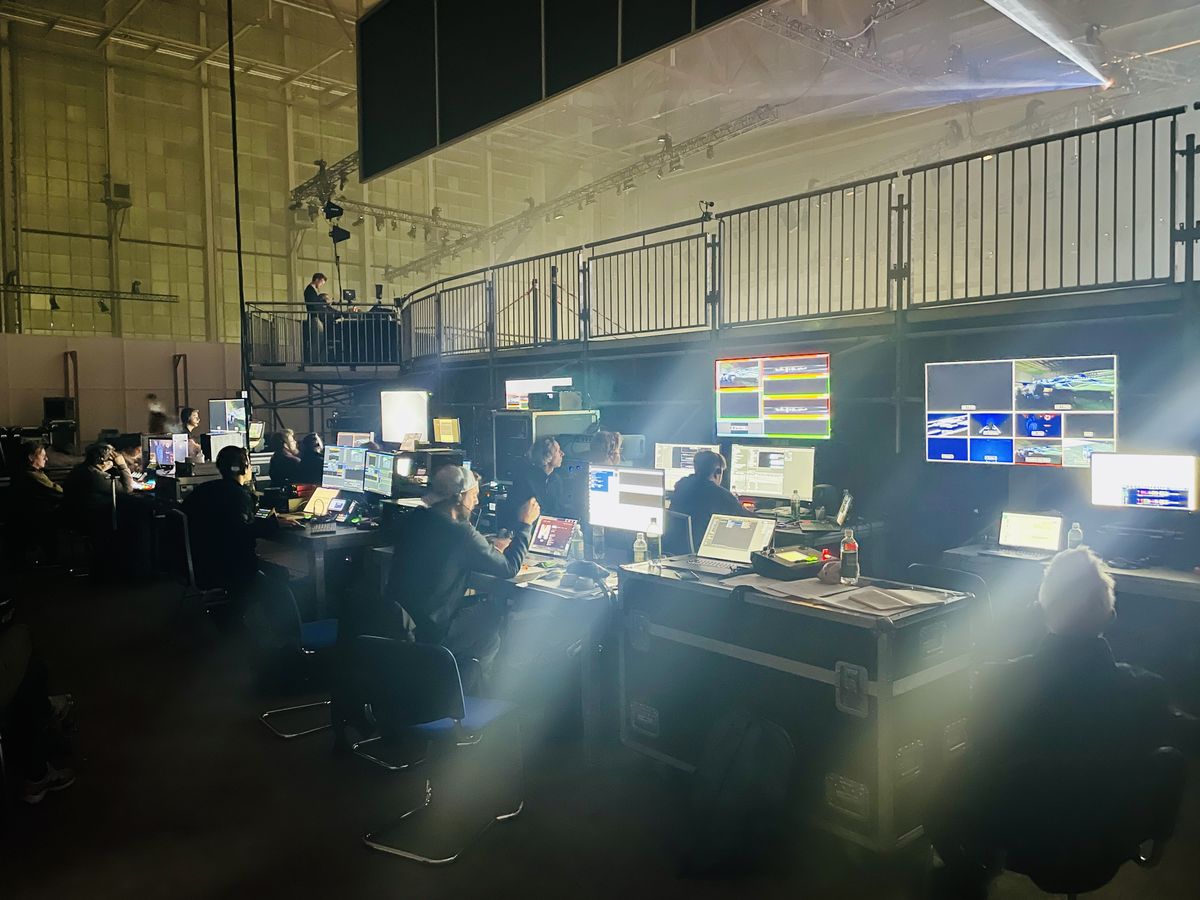 Video Village im Hangar: Crew an den Regiepulten mit Monitorwand während der Show