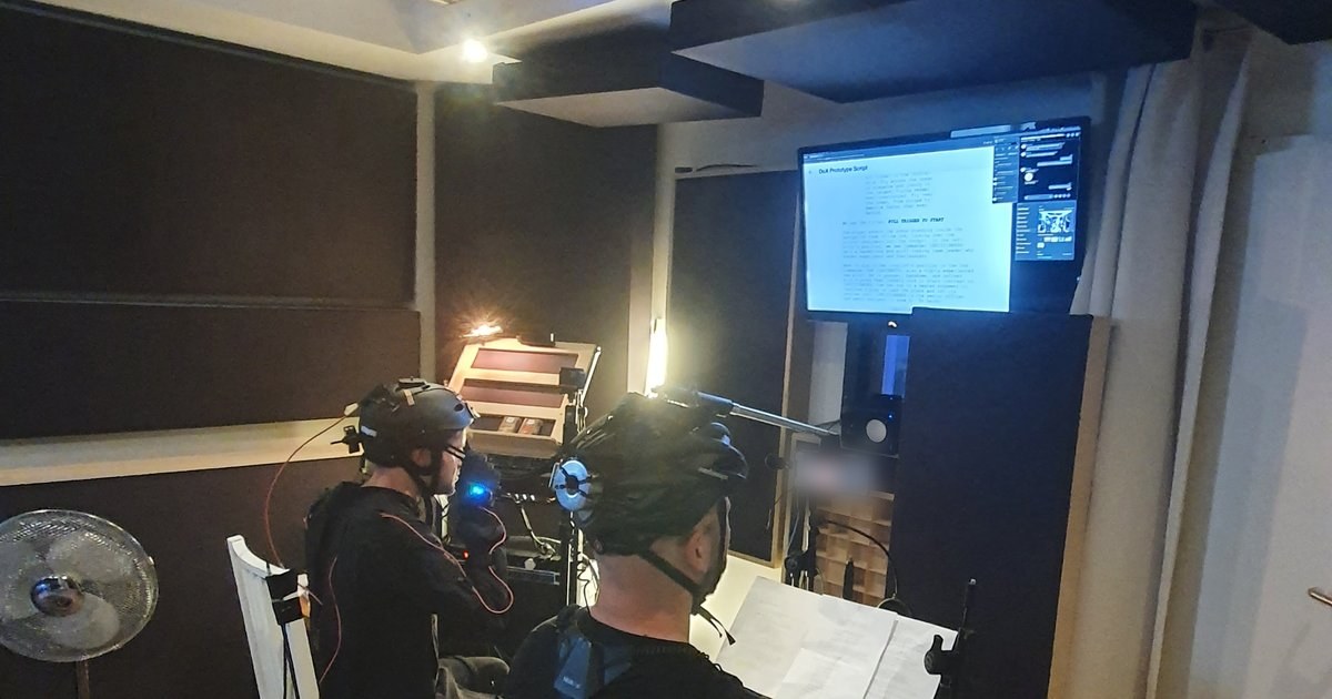 Zwei Schauspieler mit Kopf-Rigs fuer die Gesichtsaufnahme bei der Sprachaufnahme zum VR-Prototyp Do X