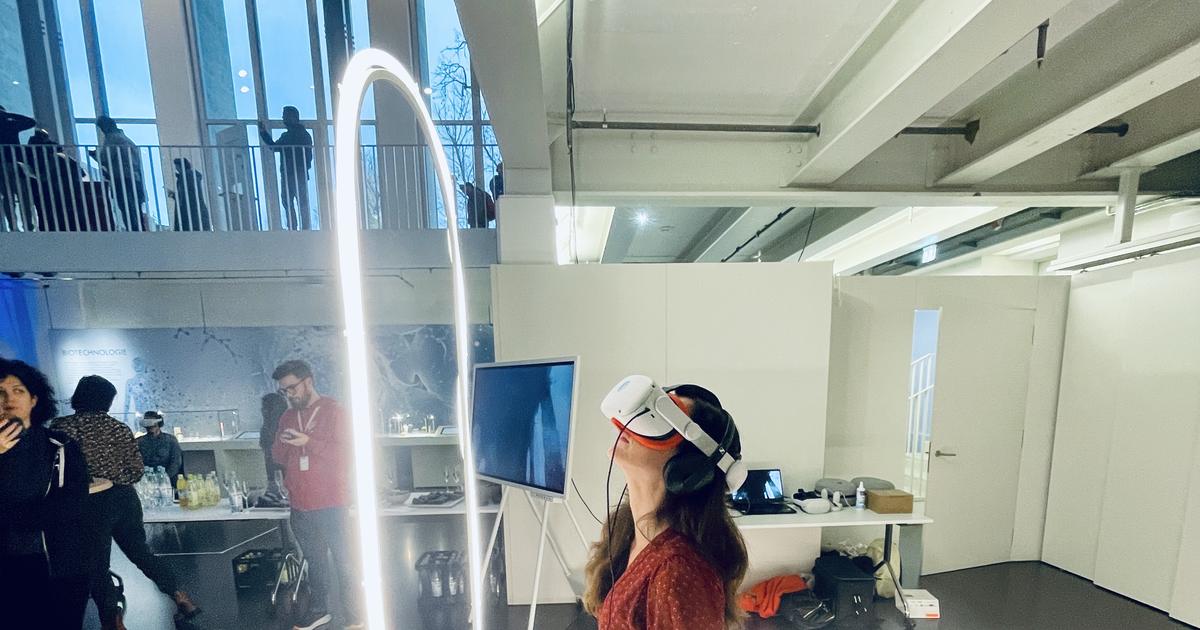 Besucherin mit VR-Headset bei der Emperor-VR-Premiere im Deutschen Museum München