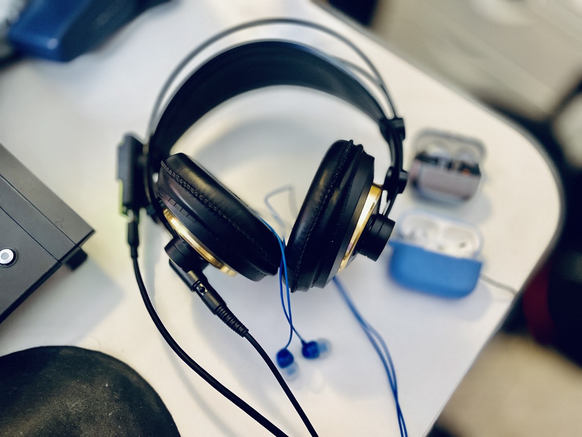 Mehrere Kopfhoerer und Earbuds nebeneinander auf einem Tisch fuer einen Vergleichstest