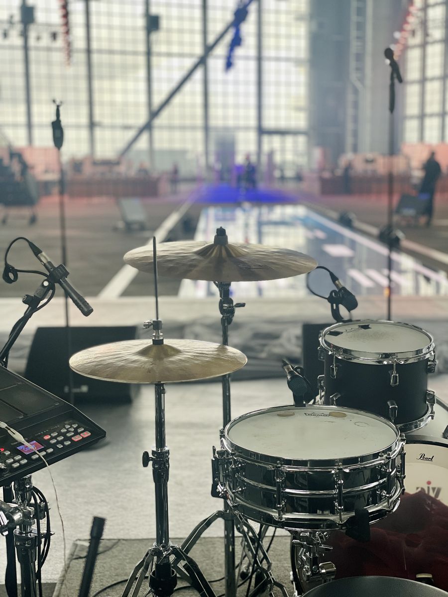 Schlagzeug auf der Bühne im Hangar vor Beginn des Roll-In Events