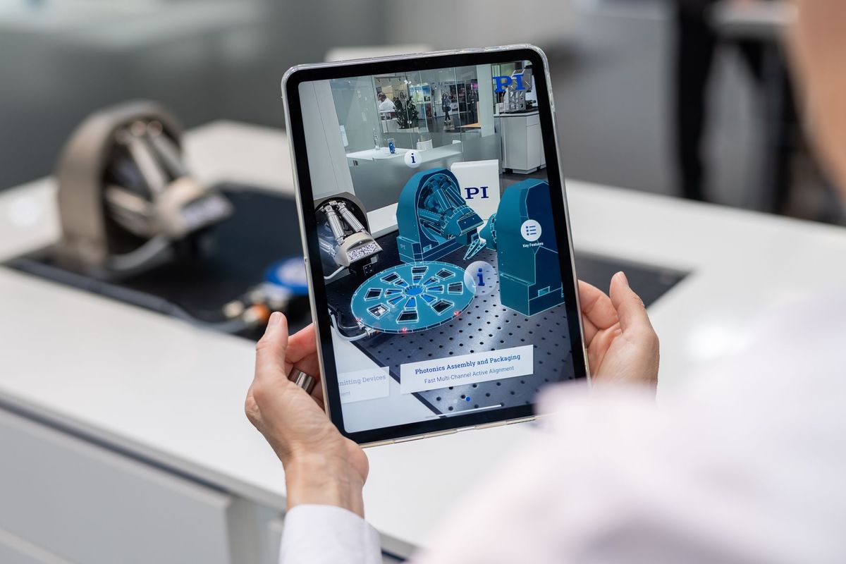 Tablet zeigt ein Bauteil von Physik Instrumente in Augmented Reality