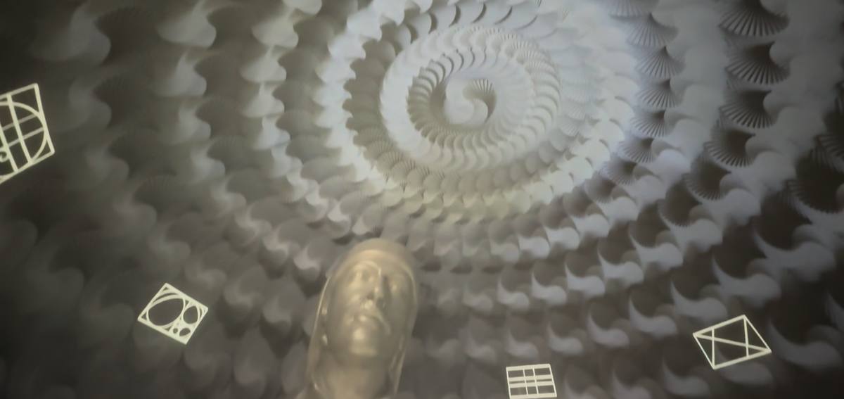 Fibonacci-Spirale aus Muschelformen an der Kuppel