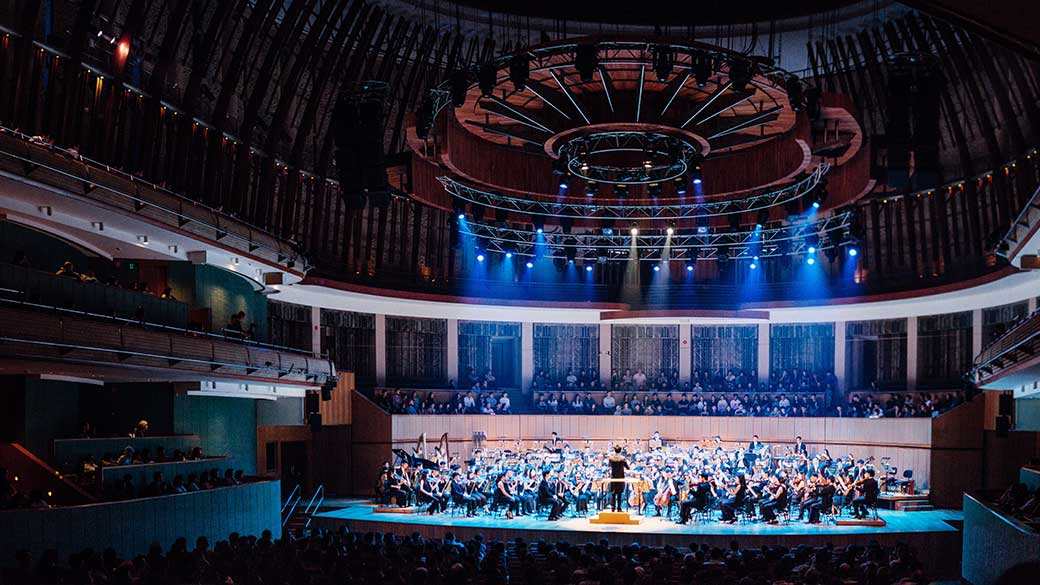 Ein Orchester in einer Halle als Referenz für dreidimensionalen Sound im Automotive Audio