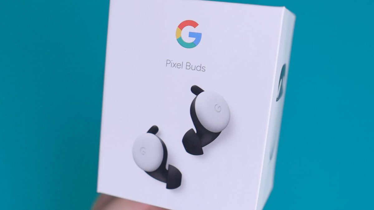 Hand hält eine Packung Google Pixel Buds vor türkisem Hintergrund