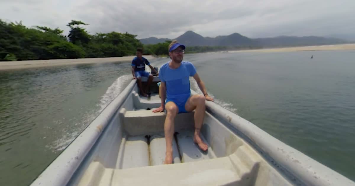 Zwei Maenner in einem Boot vor der kolumbianischen Kueste bei Cartagena