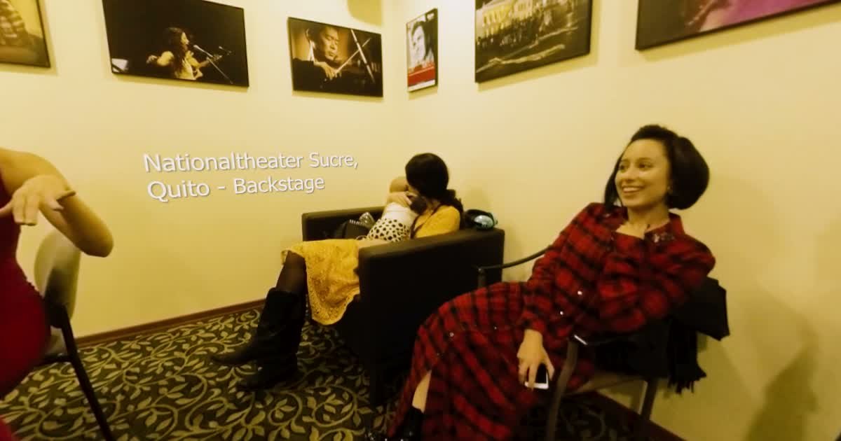 Backstage-Raum im Nationaltheater Sucre in Quito mit Portraetfotos an der Wand