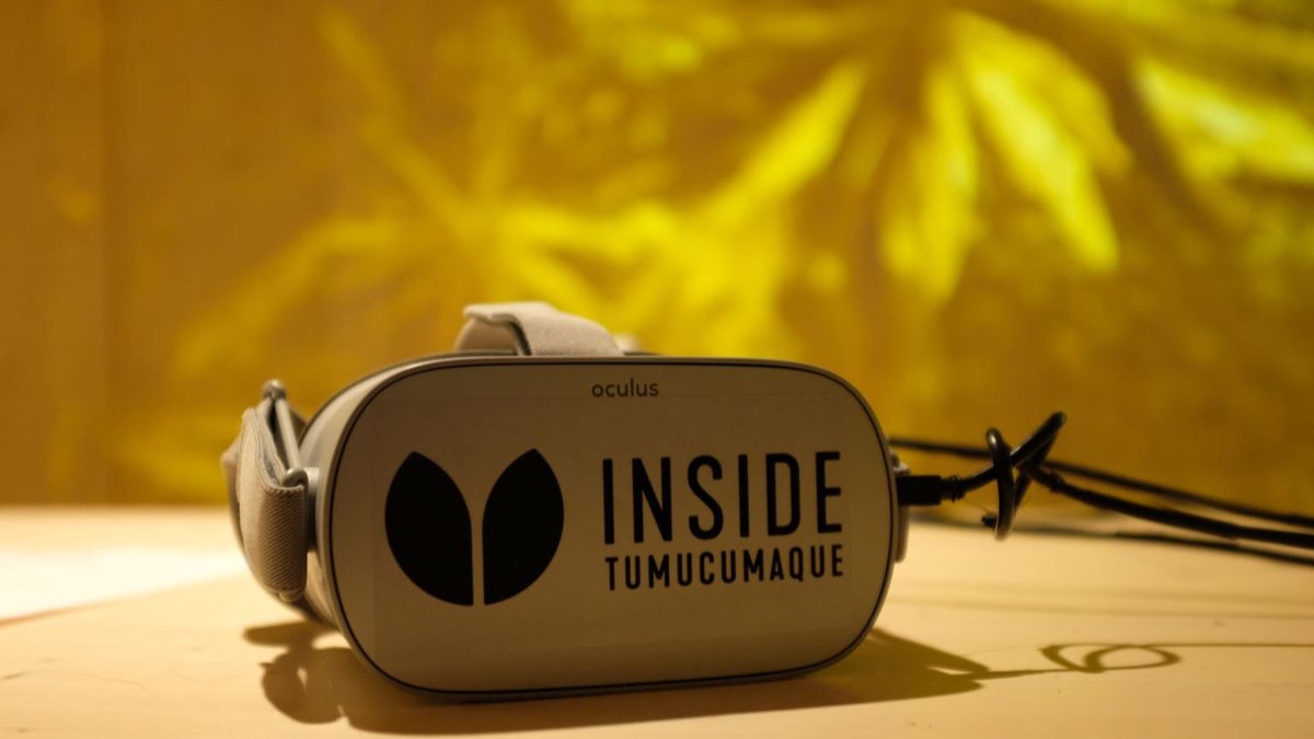 Oculus Go headset with the Inside Tumucumaque logo, used for the mobile 360-degree version