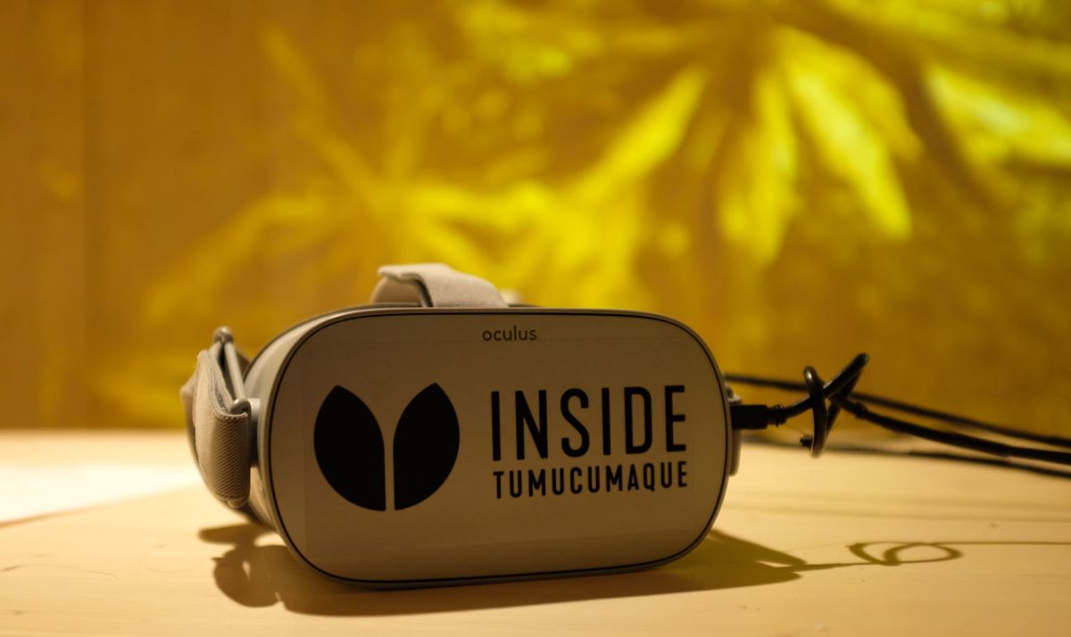Oculus-Go-Headset mit dem Logo von Inside Tumucumaque, Traeger der mobilen 360-Grad-Fassung