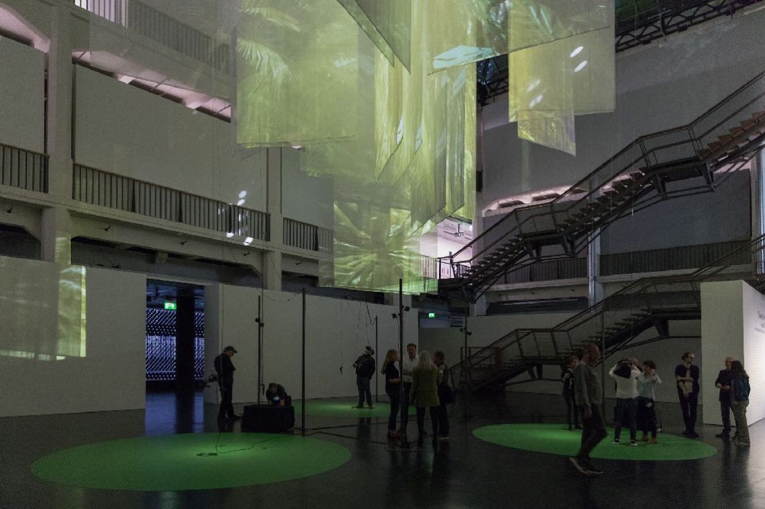 Begehbare VR-Installation Inside Tumucumaque im ZKM Karlsruhe mit Projektionsbahnen und Besuchern