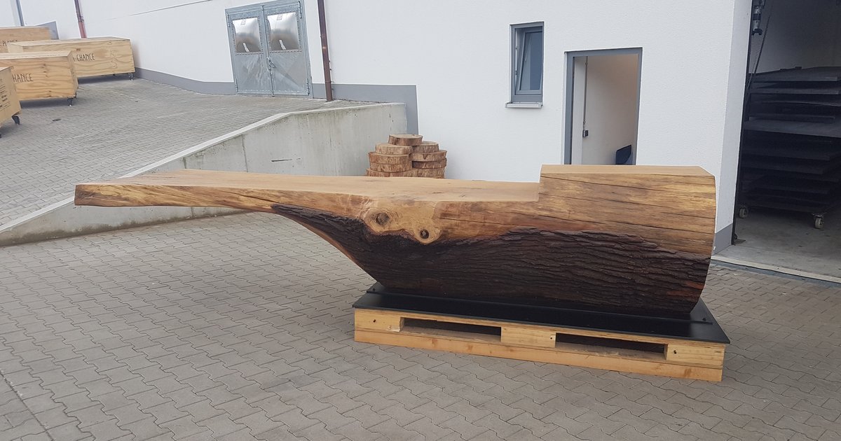 Fertig gefertigte Tischplatte aus massivem, teils geschwärztem Holz