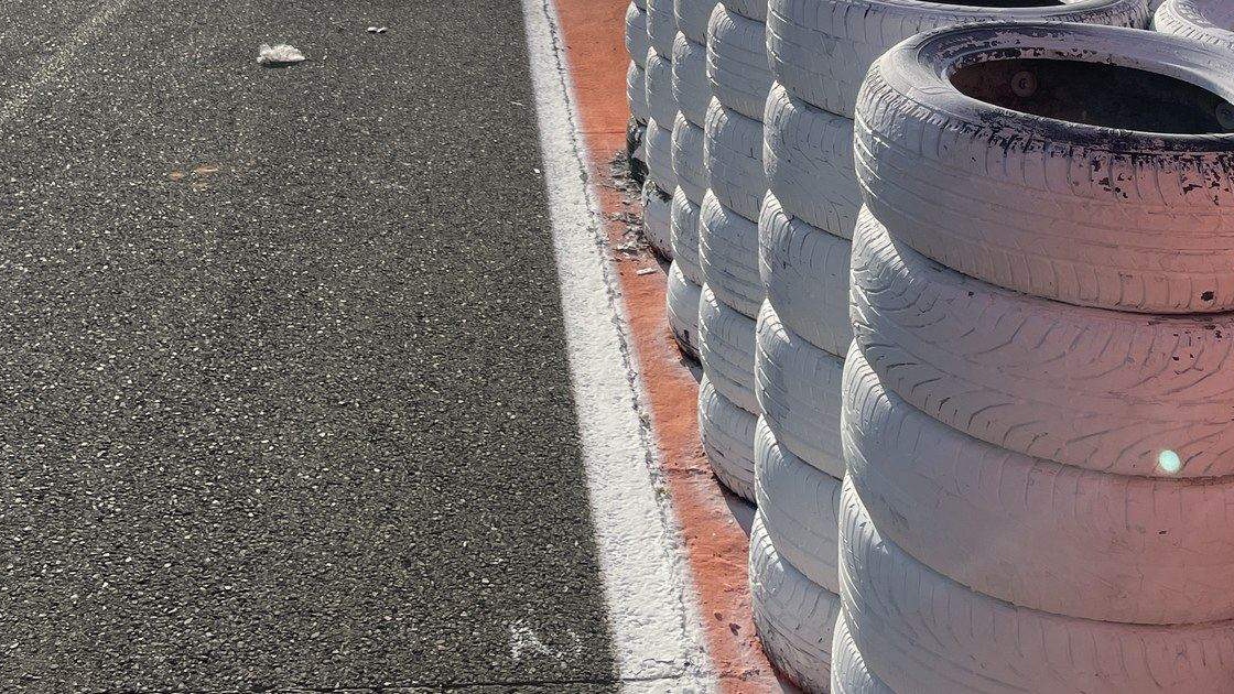 Rennstrecke mit Reifenstapel und Curb, generische Streckenansicht