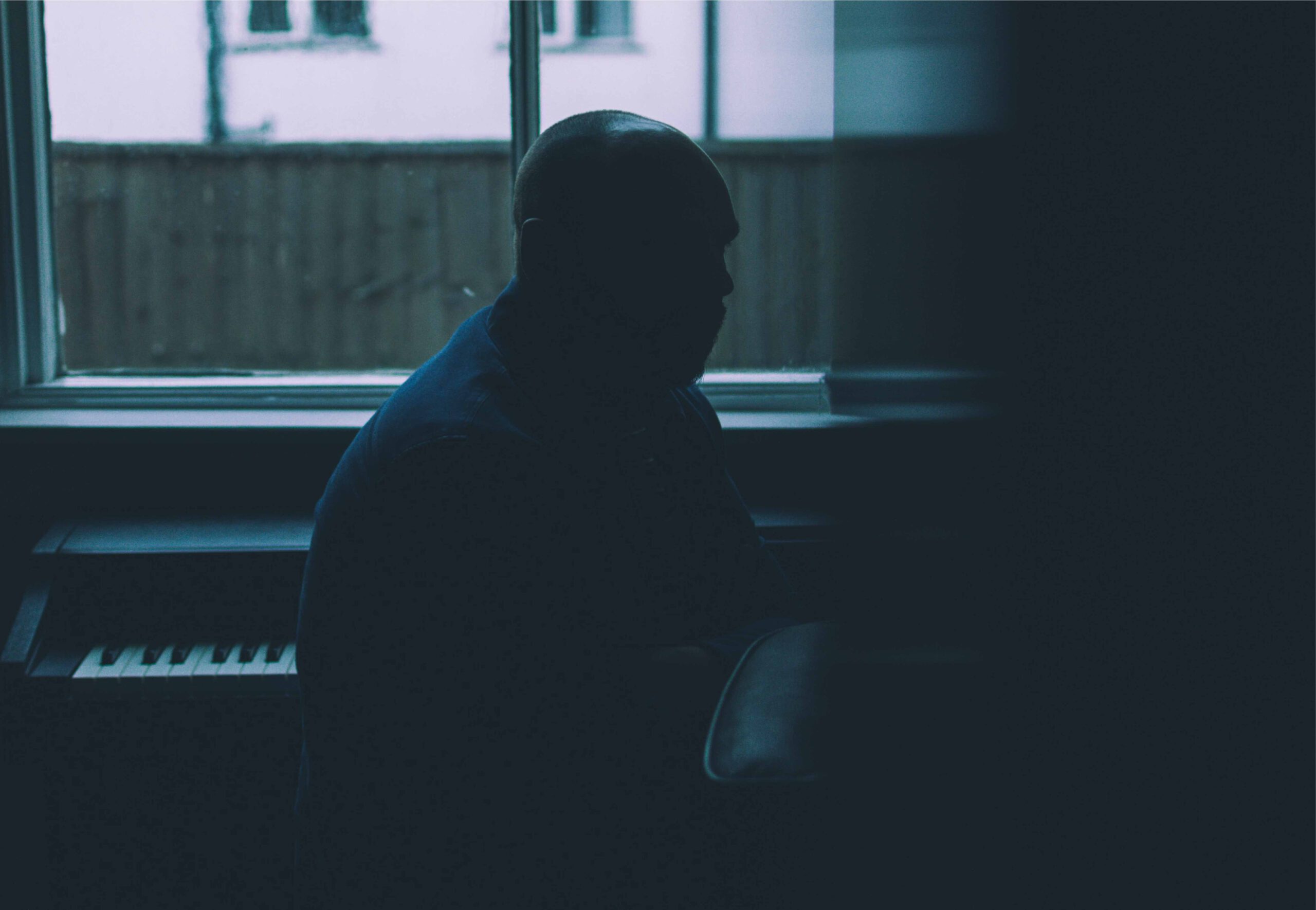 Man_Listening Hören 3d Audio spatial listening