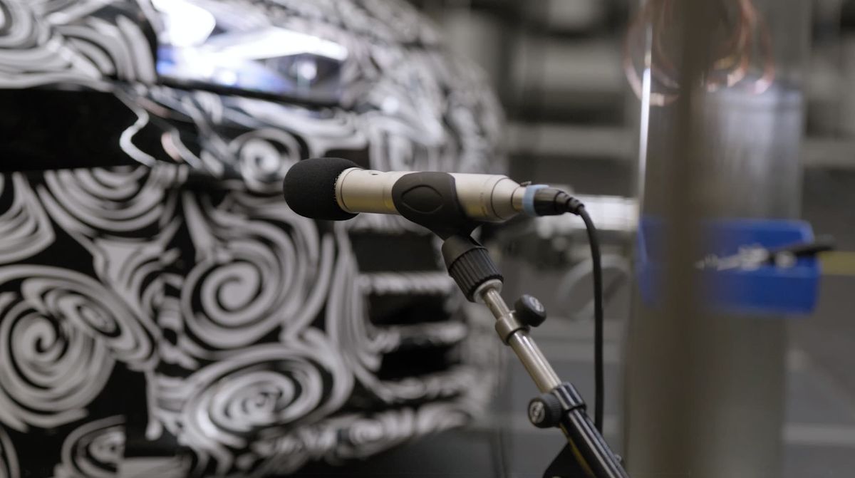 Kondensatormikrofon vor dem getarnten Audi e-tron GT im Soundlabor