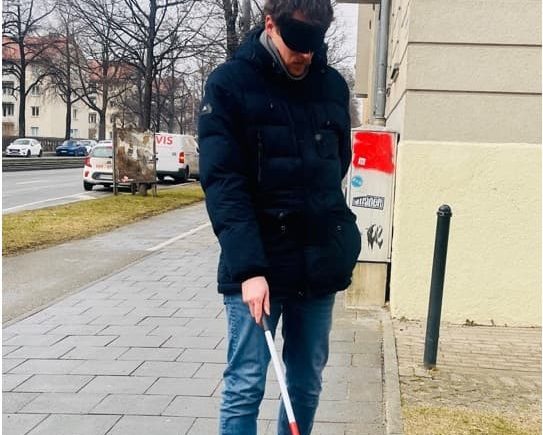 Selbstversuch mit Augenbinde und Blindenstock beim Test der SmartAIS-App