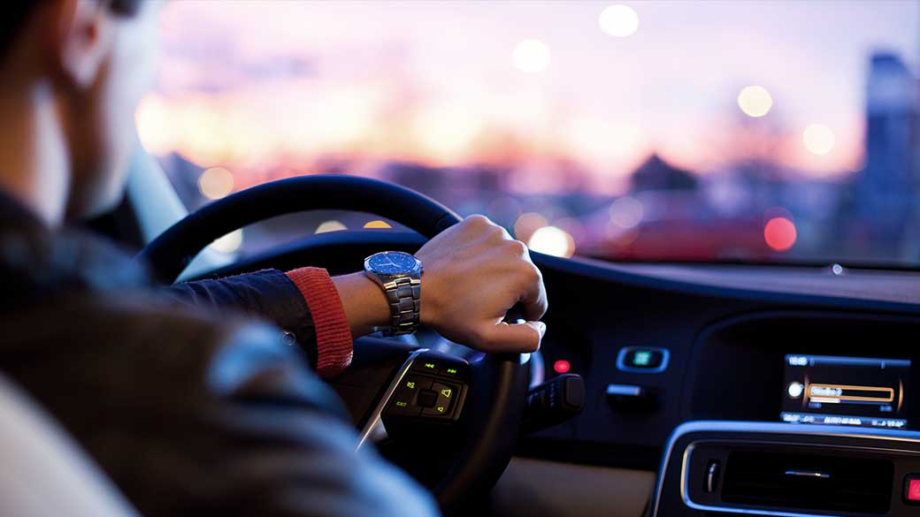 Autofahrer profitiert von 3D Audio Technologien für Informationen über ihre Umwelt